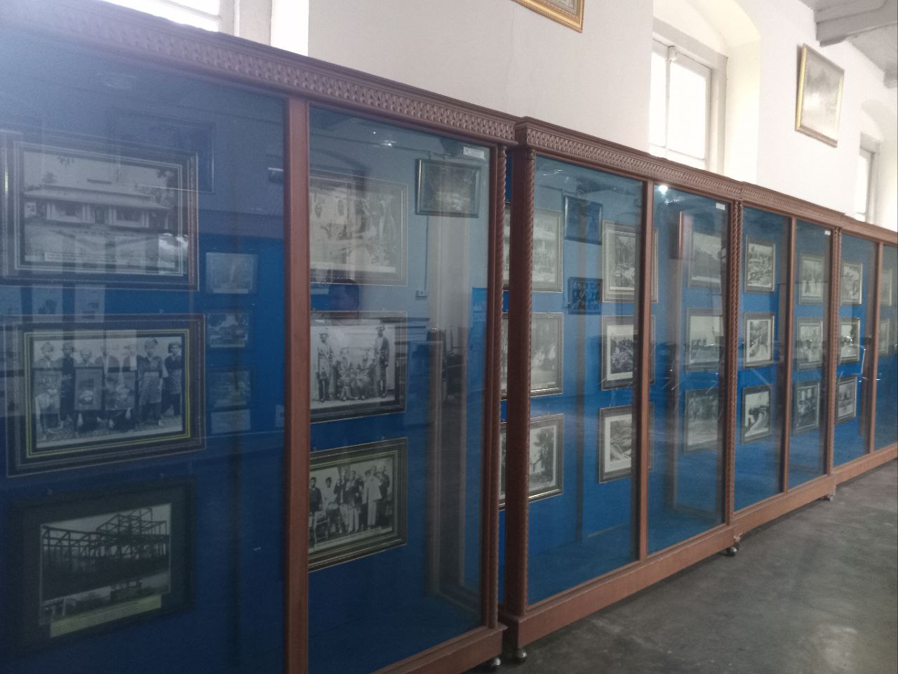 Sejumlah koleksi foto sejarah yang bisa dilihat di dalam Benteng Van Der Capellen.