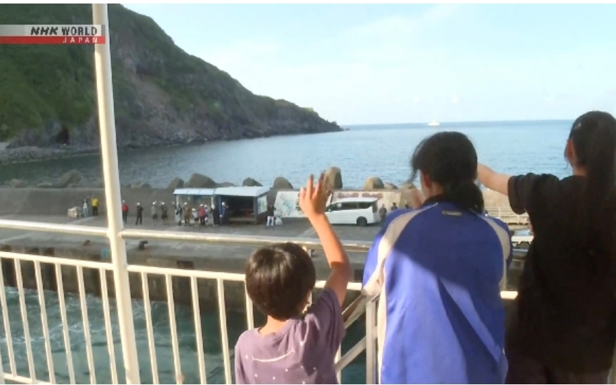 Ratusan warga desa Toshima di Pulau Akusekijima, Prefektur Kagoshima, Jepang dievakuasi. (Foto: NHK)