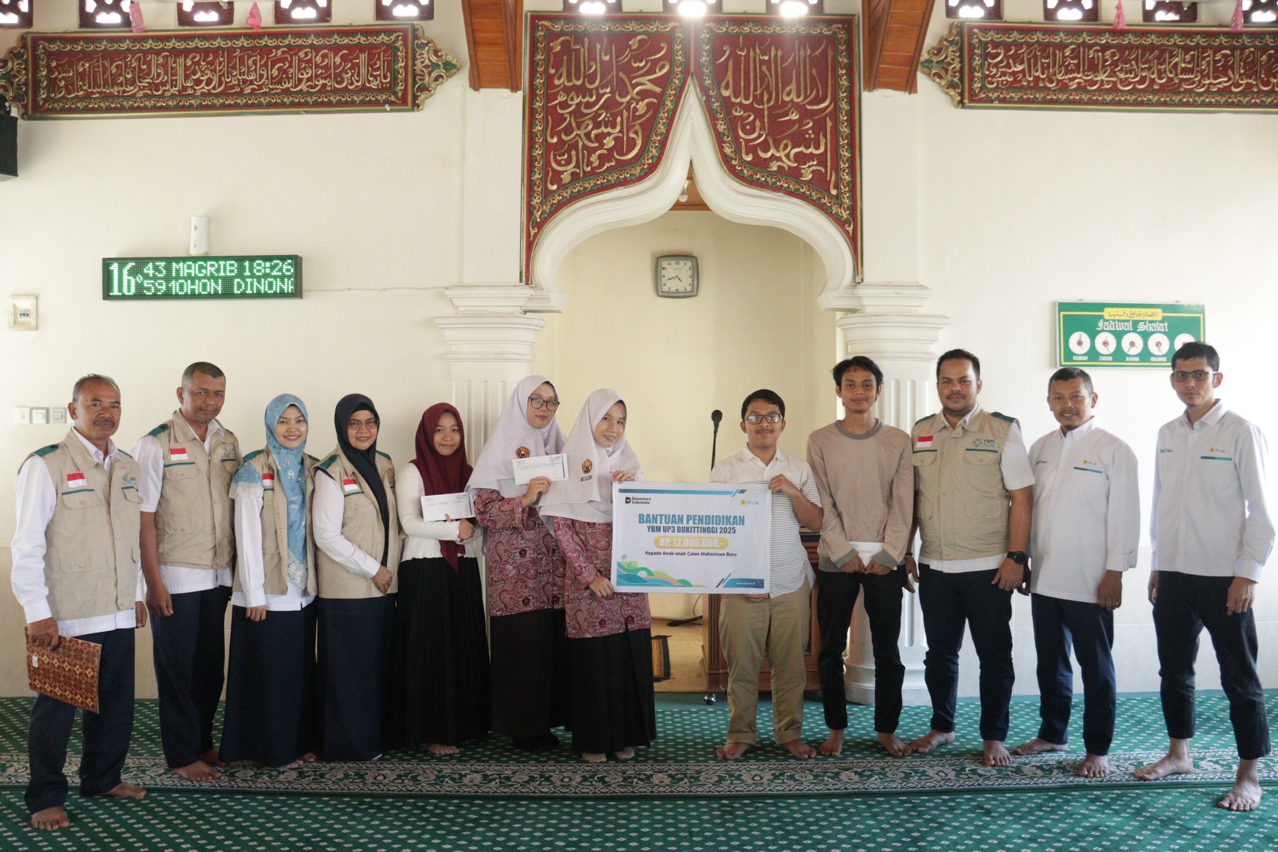 PLN UP3 Bukittinggi melalui YBM menyerahkan beasiswa kepada empat alumni SMA berprestasi, mendukung akses pendidikan di kampus ternama dalam dan luar negeri.