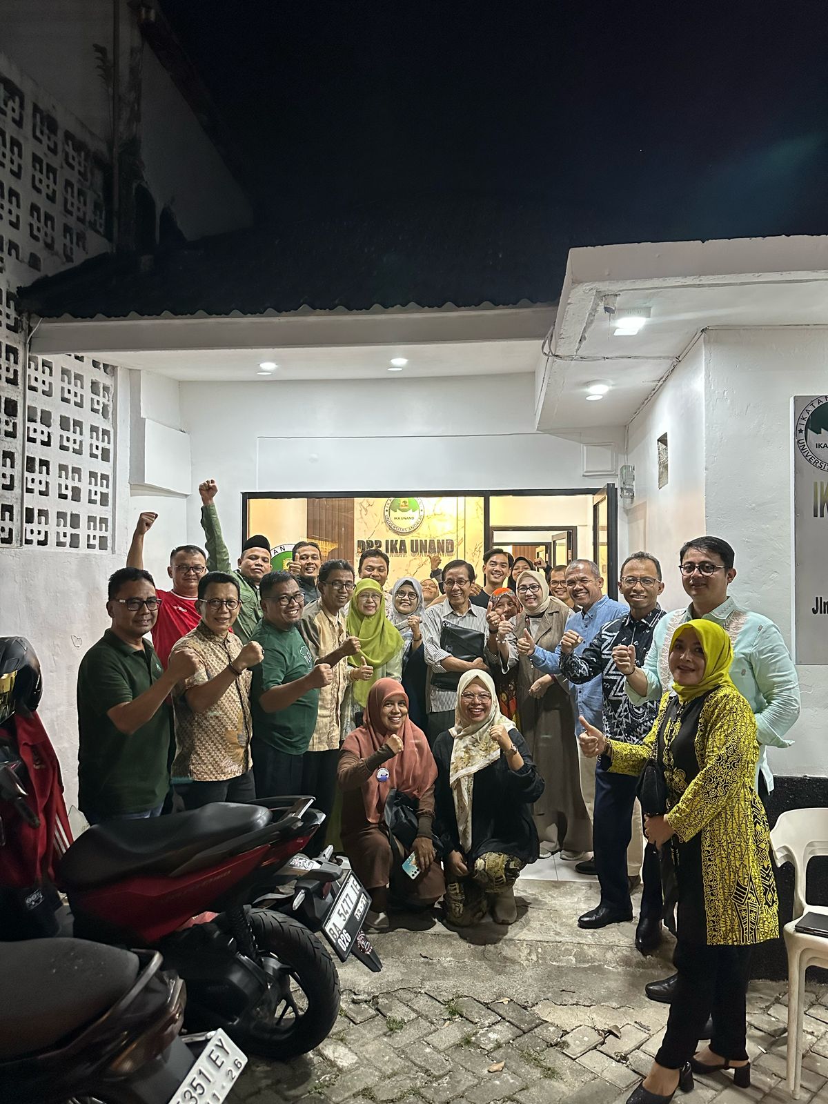 Foto bersama seusai rapat perdana kepanitiaan di Padang, Kamis (3/7/2025) malam.