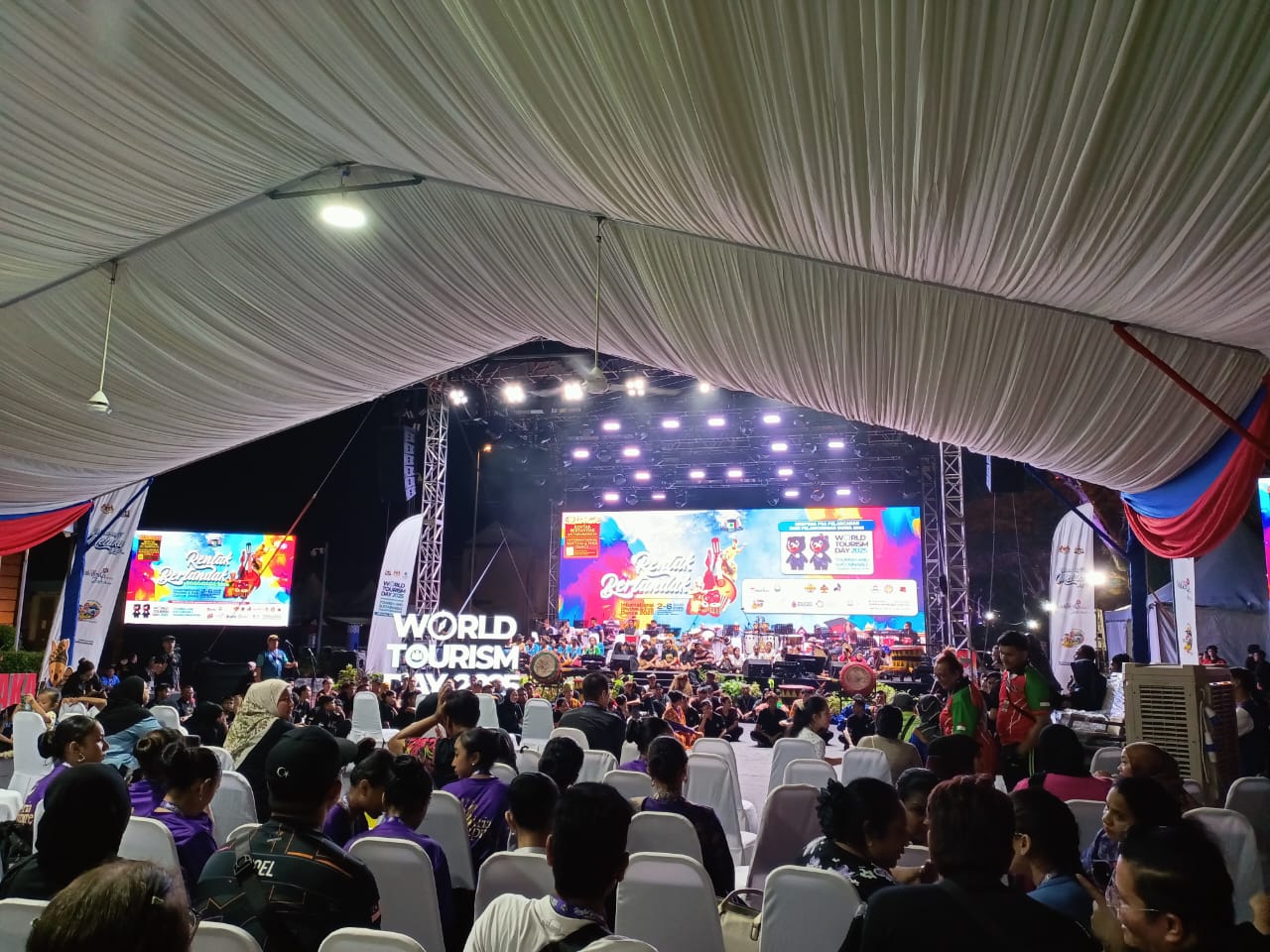 Sanggar Sari Banilai Lawang wakili Indonesia di Malaysia tanpa dukungan Pemkab Agam. Tampil di International Rhythm and Folk Dance Festival, 2-7 Juli 2025.