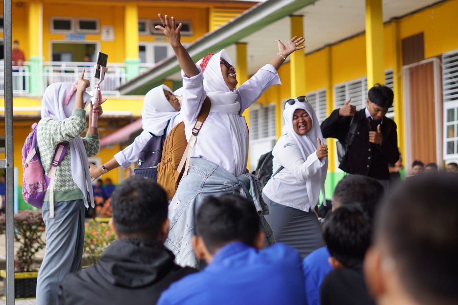 Pagelaran seni teater &rdquo;Nan Tumpah Masuk Sekolah&rdquo; di SMAN 1 Lubuksikaping.