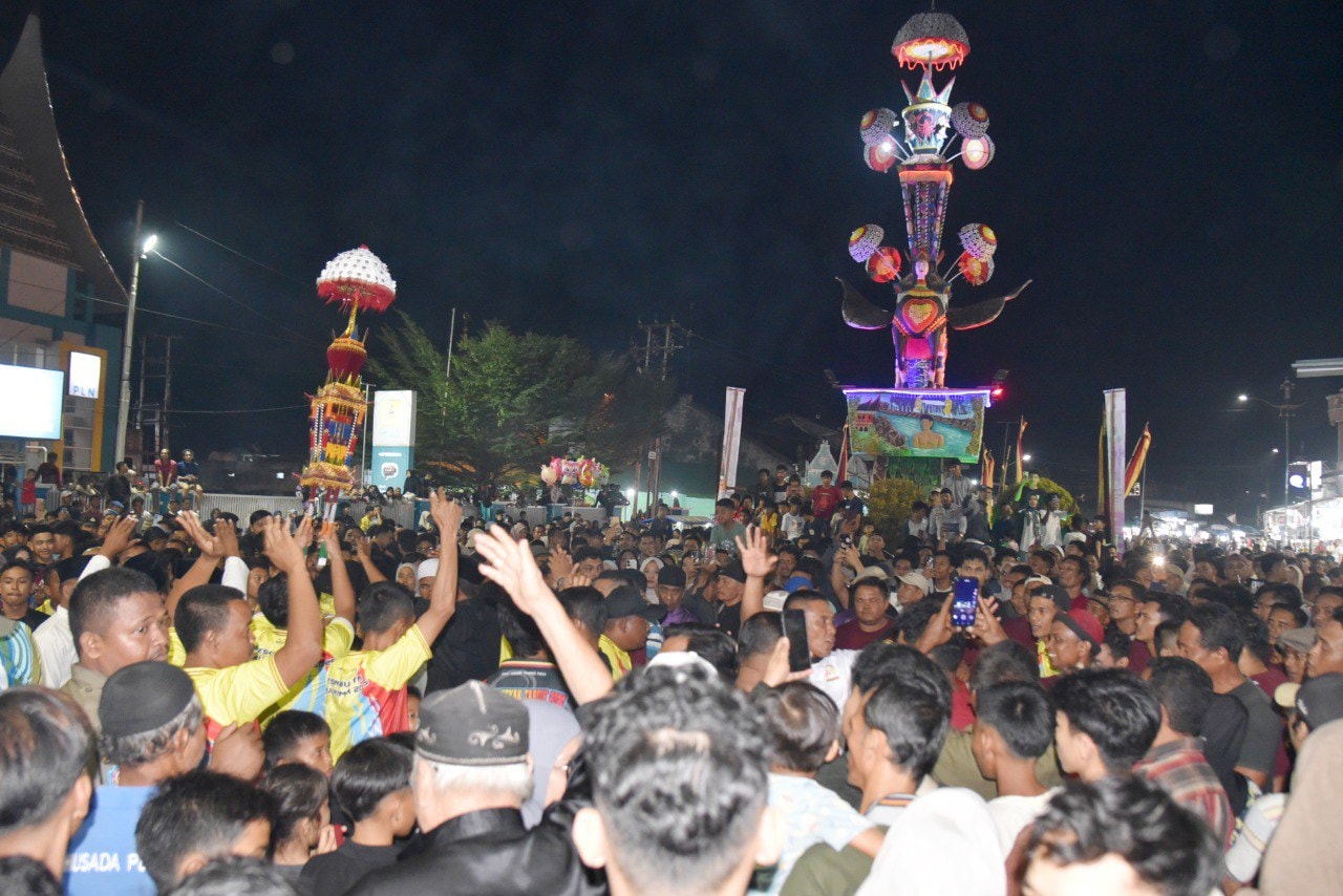 Prosesi Maarak Saroban Tabuik Pariaman, tradisi sakral yang sarat makna simbolis, memperingati perjuangan Husein dan menyatukan masyarakat dalam budaya penuh nilai.