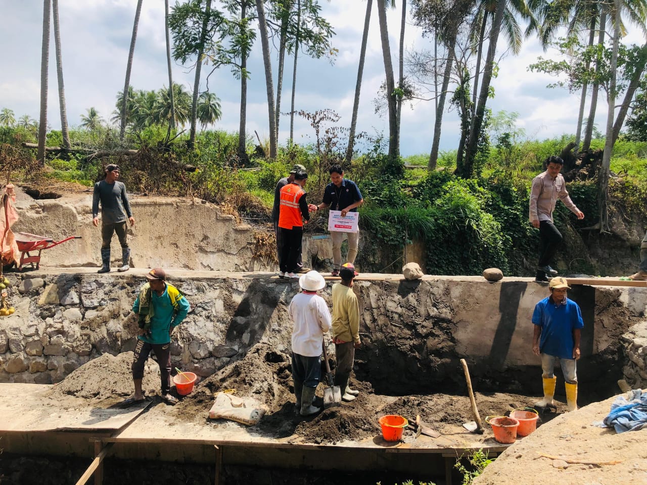 Semen Padang bantu perbaikan irigasi pascabanjir lahar dingin di Rambatan, Tanahdatar.