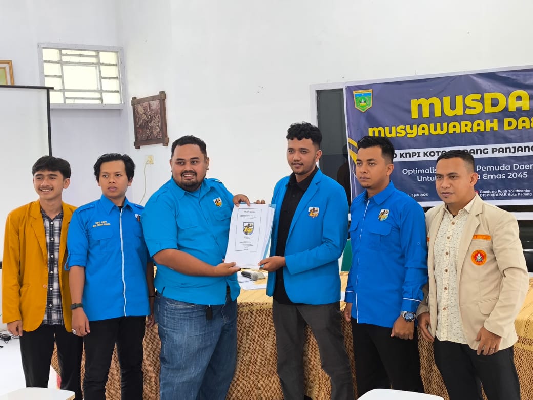 Ketua DPD KNPI Kota Padangpanjang periode 2025-2028 terpilih, Hazi Zulhakim (tiga kiri)
