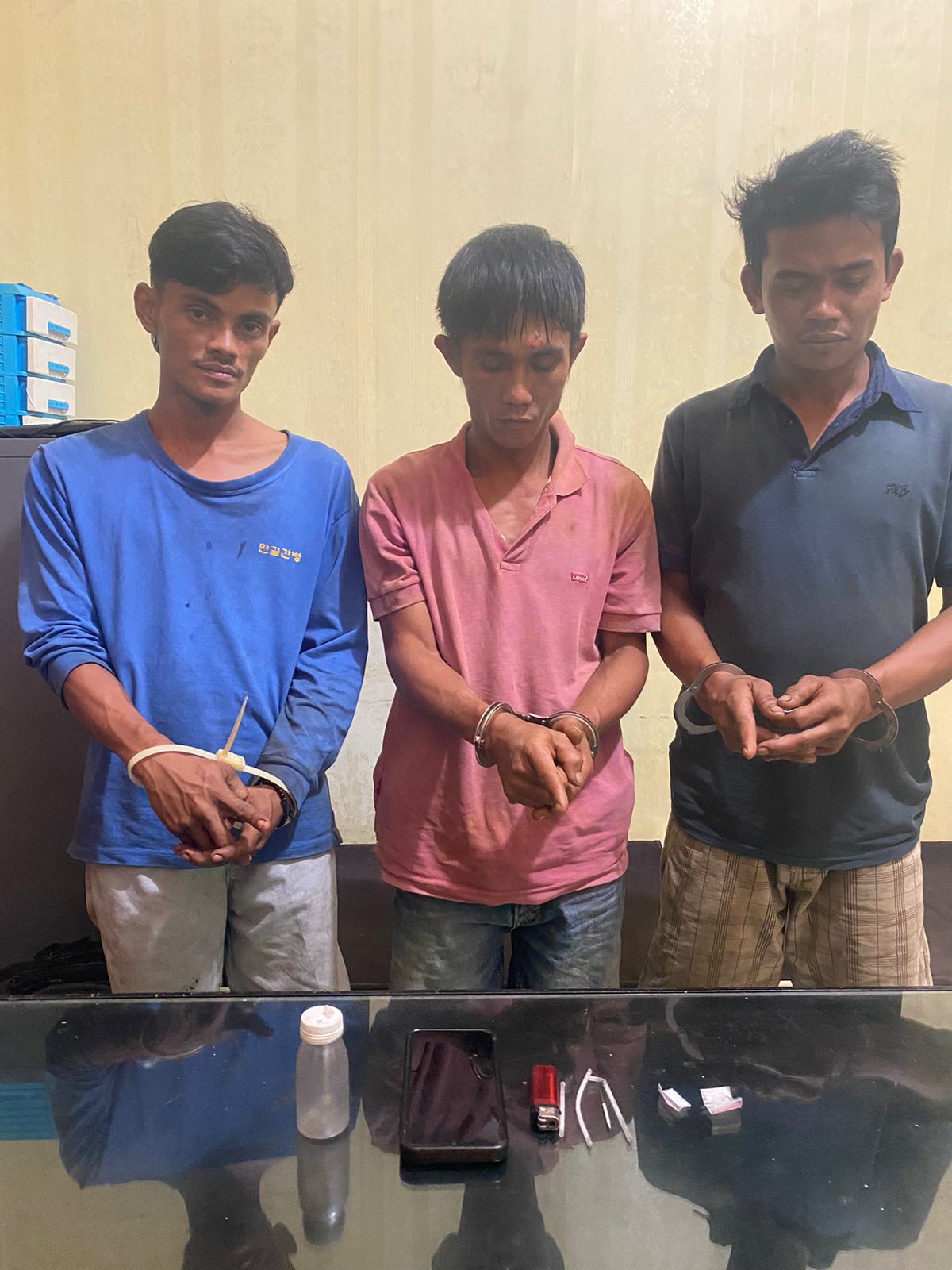 Tiga tersangka sabu berinisial DLV (35), MI (27), dan G (30) diamankan di dua lokasi berbeda di Desa Tuapejat, Kecamatan Sipora Utara.