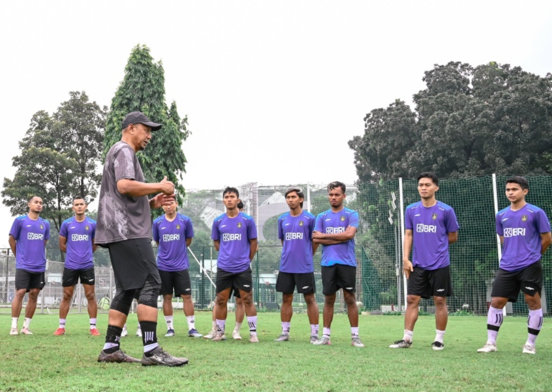 Pelatih Rahmad Darmawan memberikan arahan ke pemain Liga Indonesia All-Star saat latihan untuk hadapi Oxford United di laga pembuka Piala Presiden 2025 di SUGBK. (Foto: LIB)