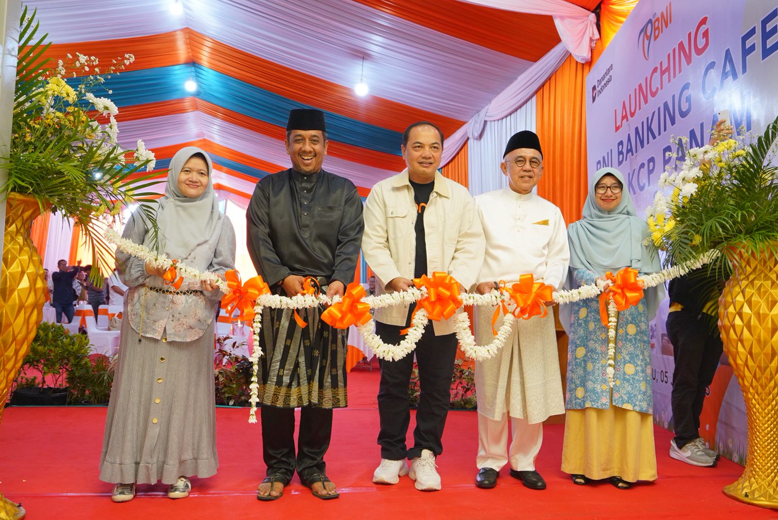 BNI resmikan Banking Cafe pertama di Riau dan luncurkan TapCash edisi budaya lokal. Upaya dorong literasi keuangan dan transaksi digital.