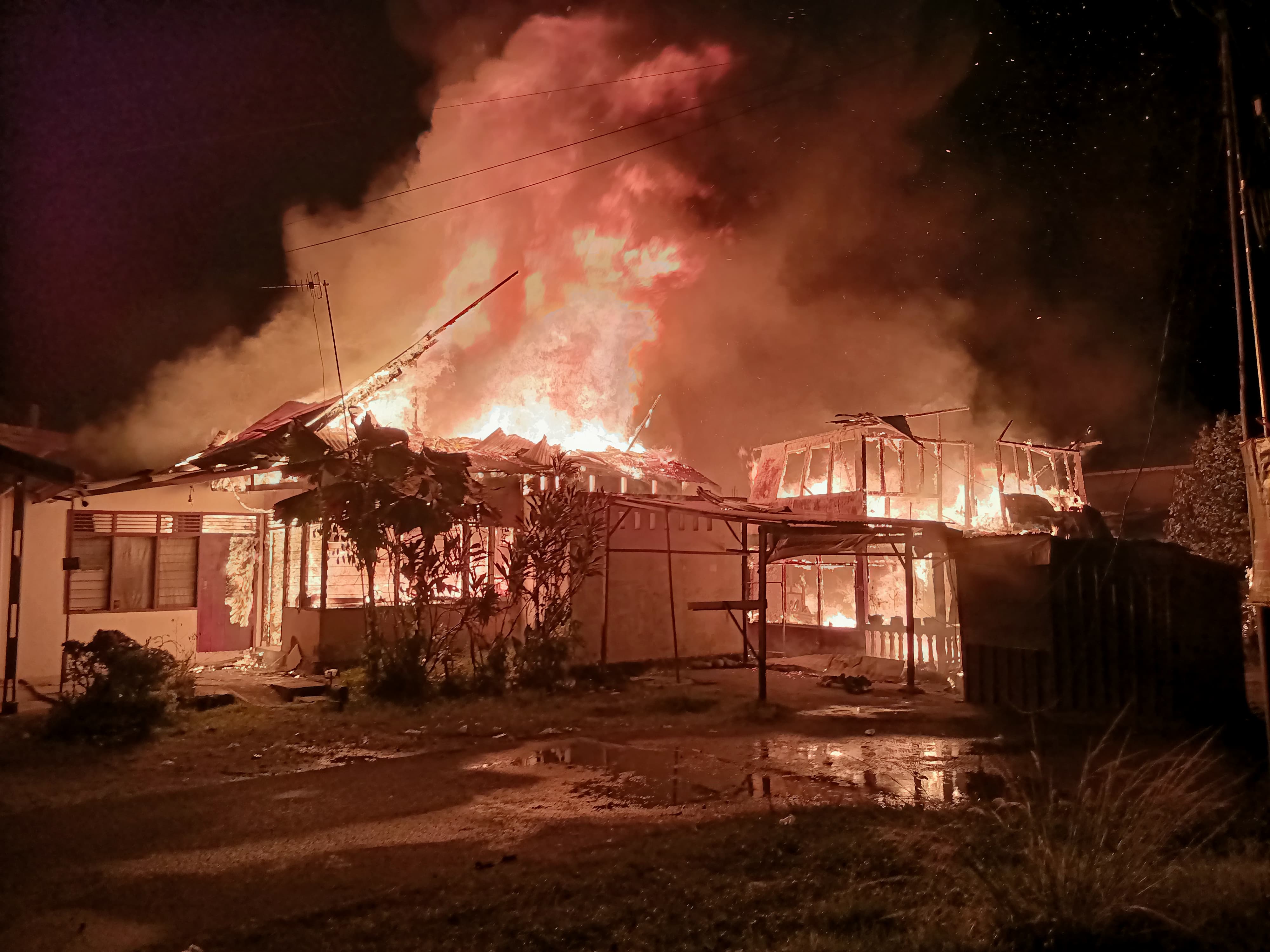 Kebakaran hebat melanda 4 rumah di Ganting Parak Gadang, Kota Padang, Minggu dini hari (6/7/2025). (Dinas Damkar&nbsp;Kota&nbsp;Padang)
