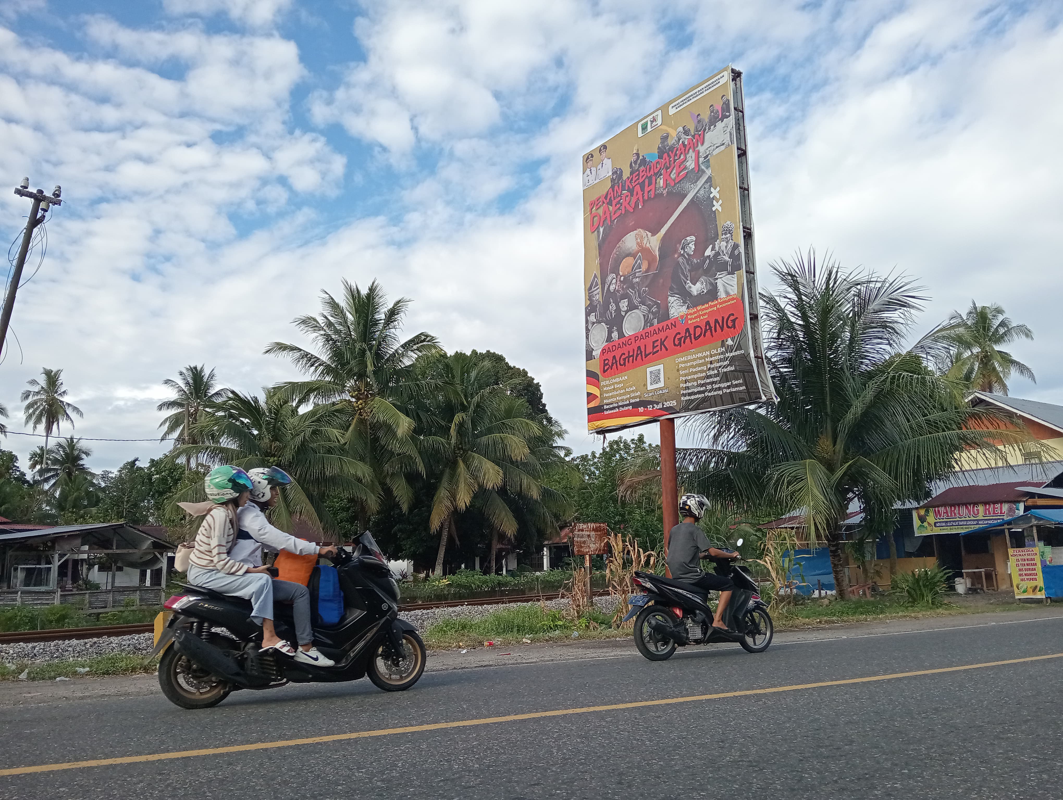 DIBATALKAN: Salah satu baliho Pekan Kebudayaan Daerah Ke-1 yang terpasang di Jalan Raya Lubukaluang-Pariaman, tepatnya di Nagari Tobohgadang, Sintuak Toboh Gadang,  Padangpariaman.(ARIS/PADEK)
