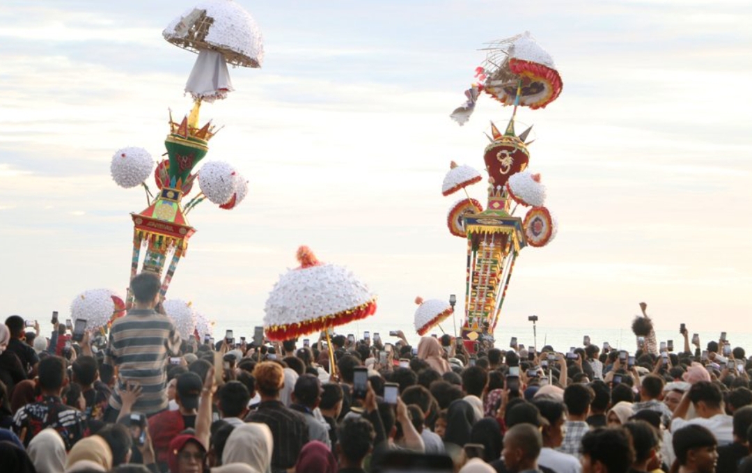 Puncak Pesona Budaya Hoyak Tabuik Piaman Tahun 2025 disaksikan sekitar 200 ribu lebih pengunjung, di Pantai Gandoriah, Kota Pariaman, Minggu (6/7/2025). (Foto: Kominfo)