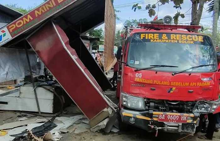 Mobil Damkar terlibat kecelakaan beruntun di Simpang Lima Laing, Solok, tewaskan satu pejalan kaki dan lukai 10 orang.