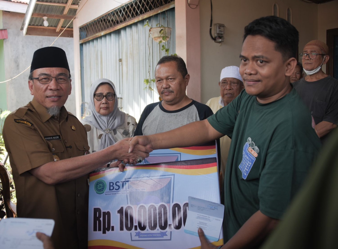 Wakil Wali Kota Maigus Nasir serahkan bantuan kepada korban kebakaran yang melanda kawasan RT 02 RW 01, Kelurahan Ganting Parak Gadang, Kecamatan Padang Timur, Selasa (8/7/2025).