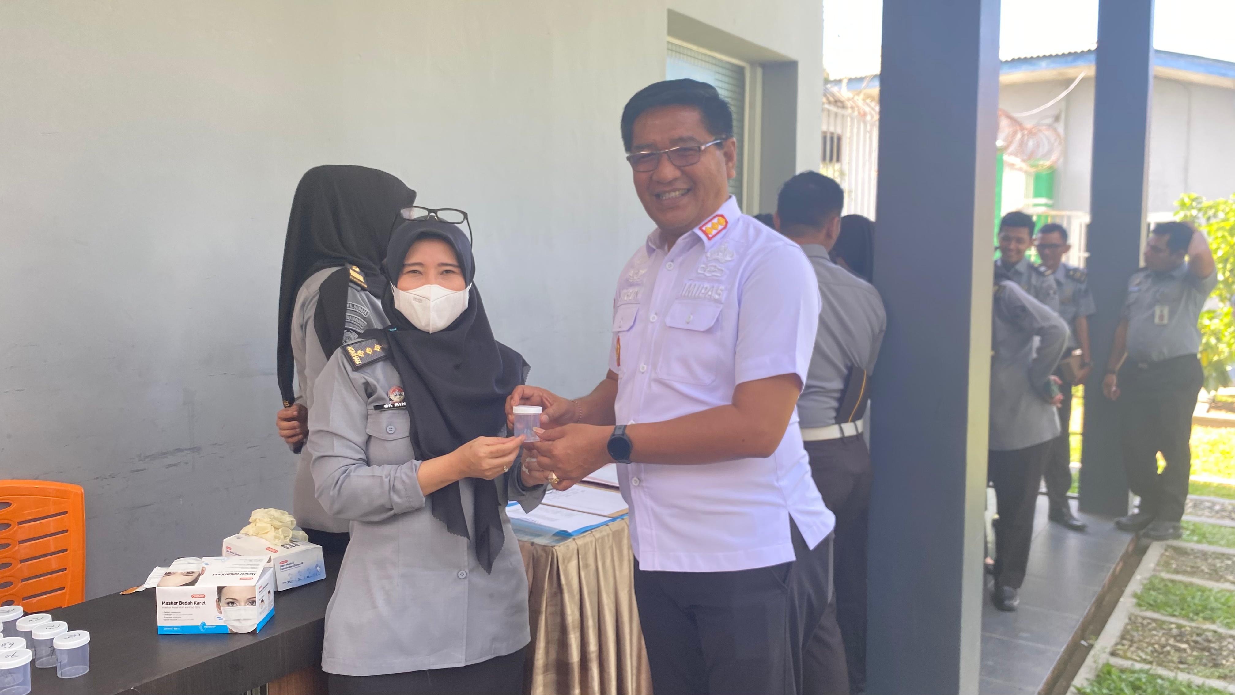 Lapas Kelas IIA Padang Gelar Tes Urine massal untuk WBP dan Petugas pemasyarakatan, Selasa (8/7/2025).