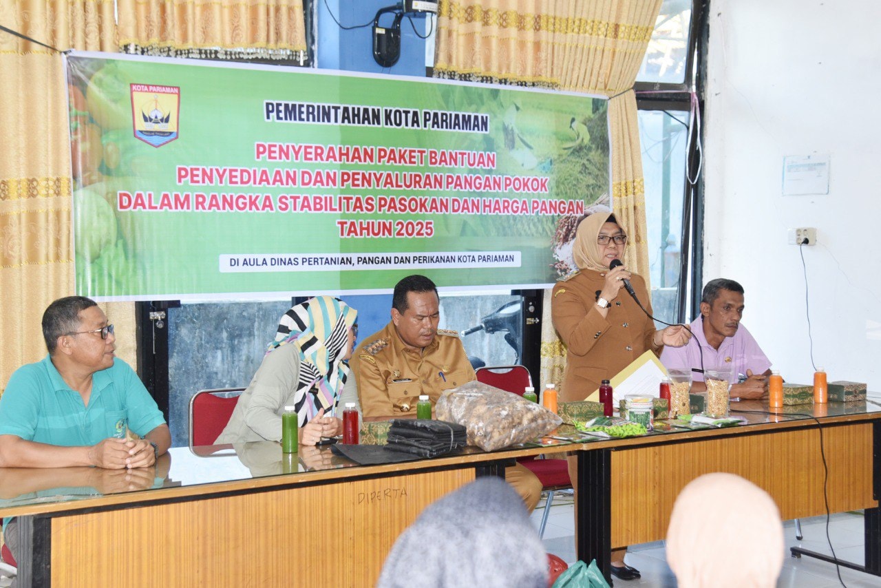 Penyerahan bantuan paket bibit kepada 12 Kelompok Wanita Tani (KWT) di Aula DPPP Kota Pariaman, Desa Jati Mudiak, Kecamatan Pariaman Tengah, Senin (7/7/2025).