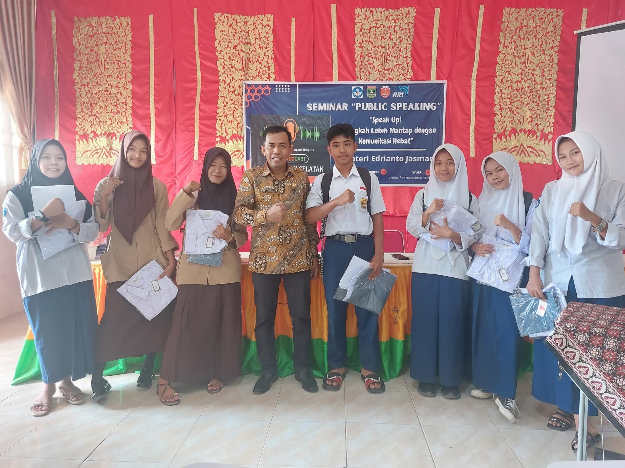 APRESIASI: Siswa tercepat mendaftar di SMAN 4 Solsel saat diberikan seragam gratis dari Kepala Sekolah, Akmalu Rijal Putra.(ARDI/PADEK)