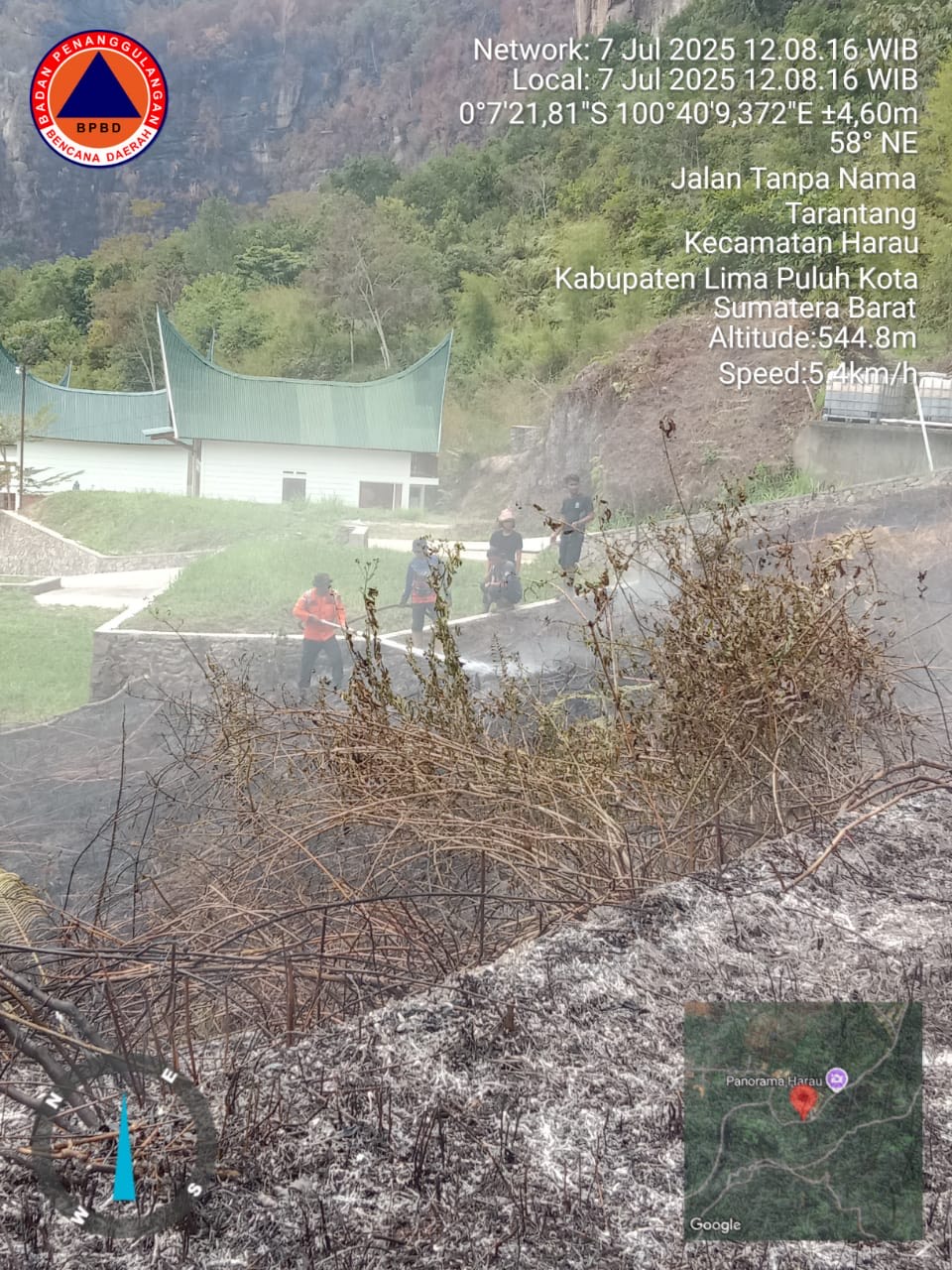 BERJIBAKU: Petugas gabungan berupaya memadamkan api yang membakar lereng perbukitan di sekitar kawasan wisata Harau, Senin (7/7).