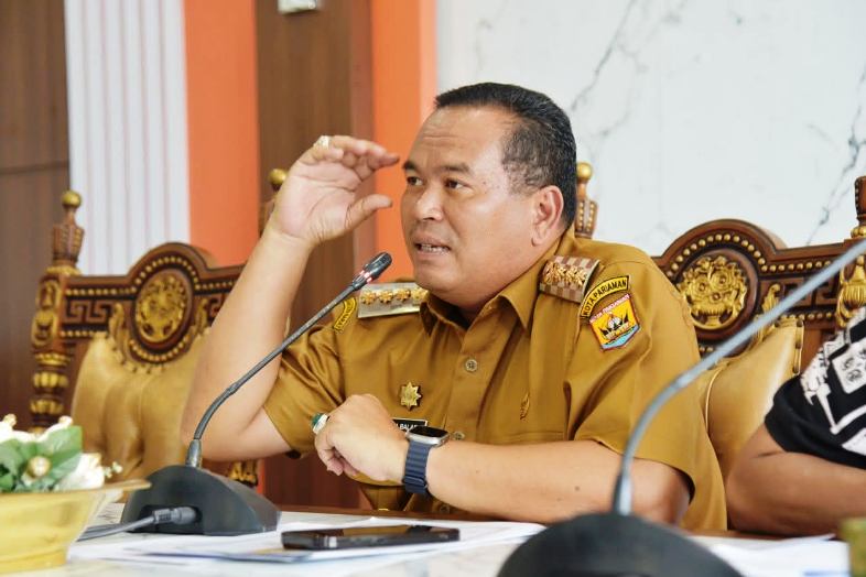 MATANGKAN PERSIAPAN: Wako Pariaman, Yota Balad ketika memimpin rapat pelaksanaan penilaian IGA Tahun 2025 yang akan digelar oleh Kemendagri. (PEMKO PARIAMAN)