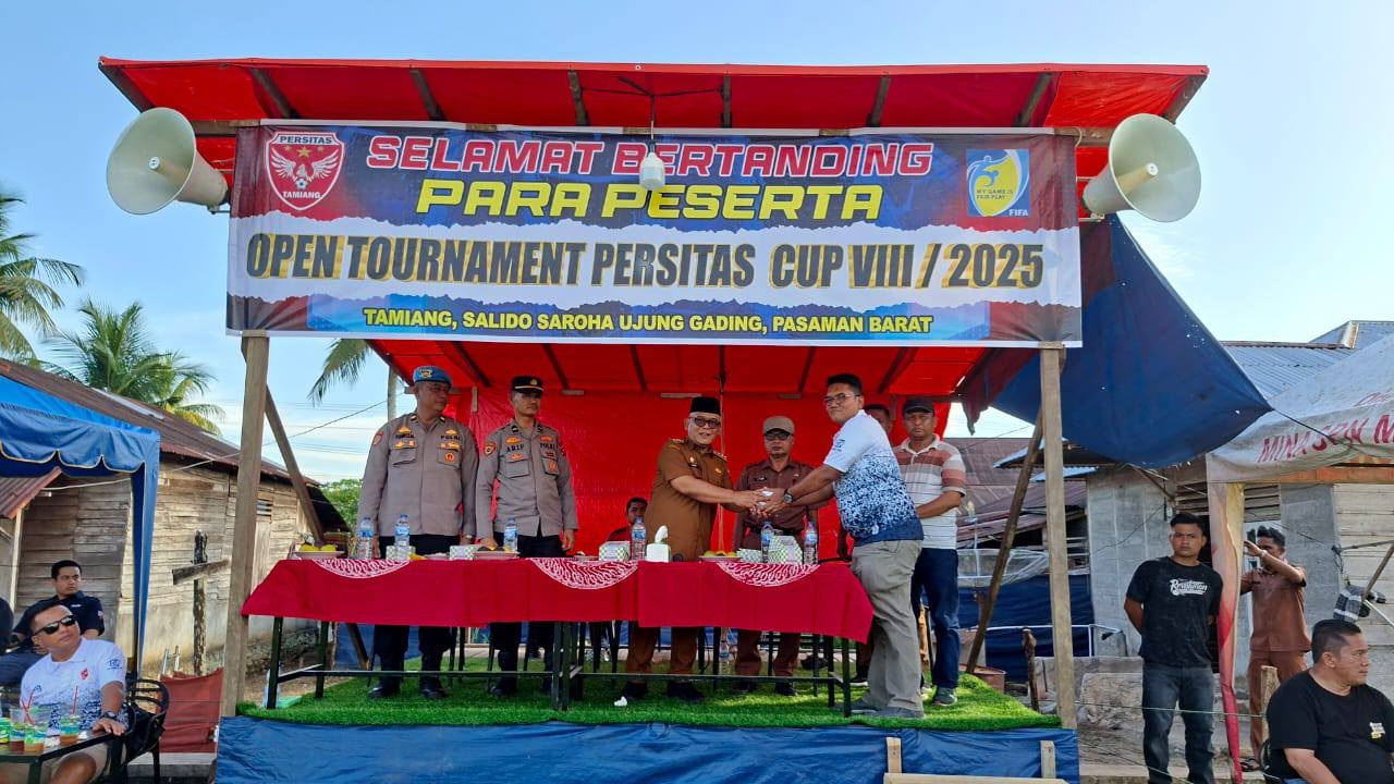 Bupati Pasbar, Yulianto membuka Open Tournament Persitas Cup VIII Tahun 2025 di Lapangan Sepak Bola Tamiang, Nagari Salido Saroha, Kecamatan Sungai Aur, Senin (7/7).