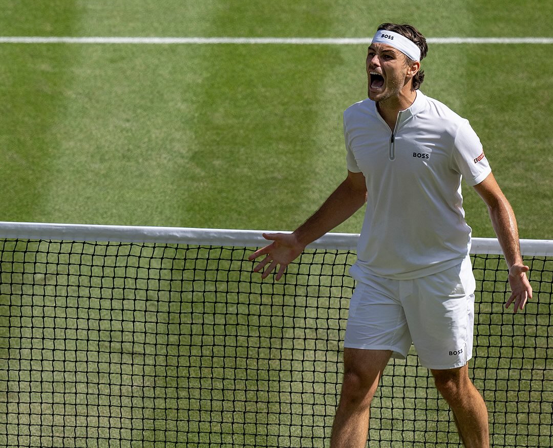 Taylor Fritz mencetak sejarah di Wimbledon 2025. Petenis asal Amerika Serikat itu berhasil melaju ke babak semifinal Grand Slam Inggris untuk pertama kalinya. (Foto: IG @Wimbledon)