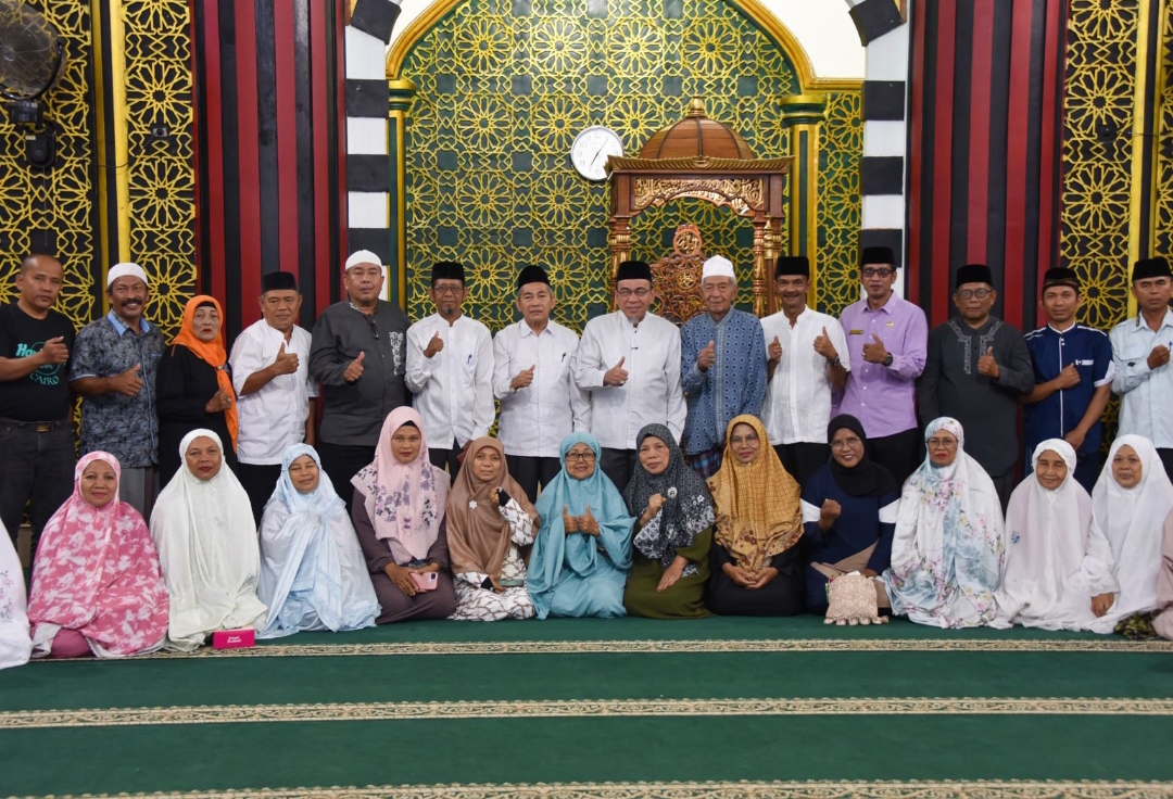Wawako Maigus Nasir dalam kegiatan Subuh Mubarakah di Masjid Darussalam Pemancungan, Padang Selatan, Rabu (9/7/2025). (Foto: Prokopim)