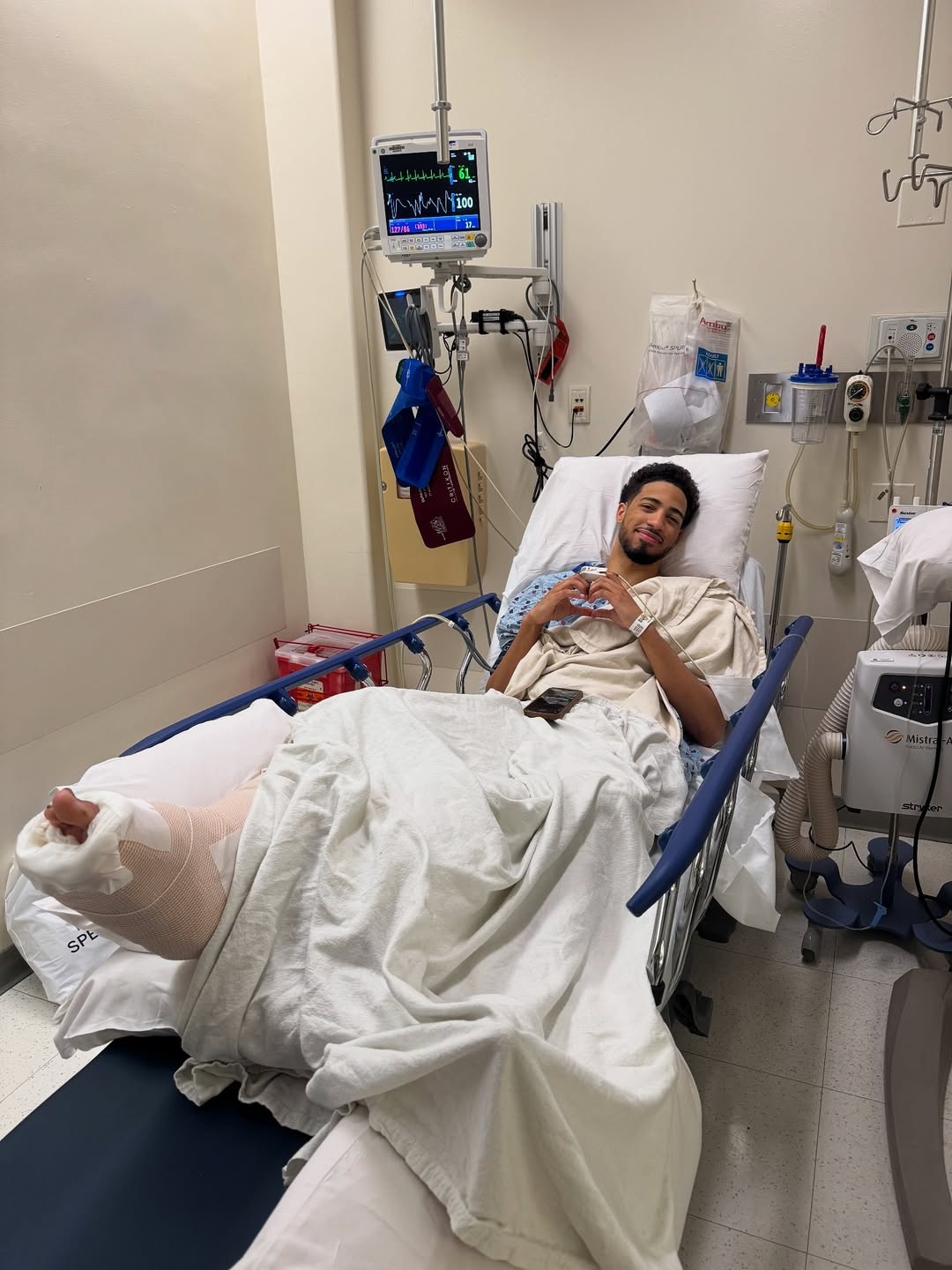 Guard Indiana Pacers Tyrese Haliburton menjalani operasi tendon achilles. Akibat ceder aitu, Tyrese harus absen sepanjang musim depan (2025-2026).