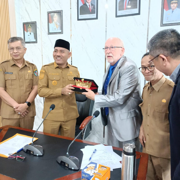 LANGKAH BARU: Anthony Tosswill (Chairman Oleifera International) saat bersama Bupati Limapuluh Kota Safni di Ruang Rapat Bupati, Bukik Limau, Sarilamak, Senin (7/7).(PEMKAB LIMAPULUH KOTA UNTUK PADEK)