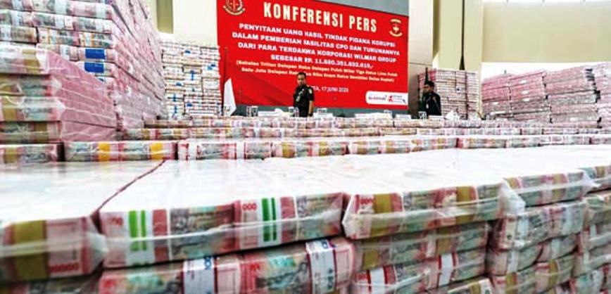 UANG SITAAN: Barang bukti uang sitaan dipelihatkan saat konferensi pers kasus korupsi ekspor crude palm oil (CPO) di Gedung Bundar Jampidus Kejaksaaan Agung (Kejagung, (17/6/2025).(SALMAN TOYIBI/JPG)