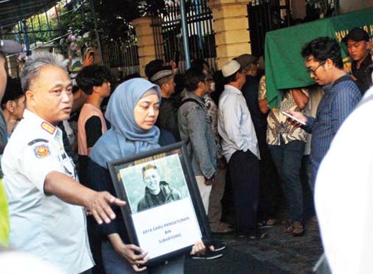 DALAM KENANGAN: Keluarga membawa foto Arya Daru Pangayunan di rumah duka di Bantul kemarin (9/7).(GUNTUR AGA TIRTANA/JPG)