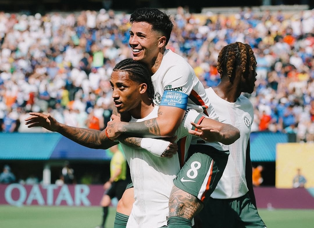 Striker baru Chelsea Joao Pedro, sambil memanggul gelandang Enzo Fernandez, memborong dua gol kemenangan Chelsea atas Fluminense dalam semifinal Piala Dunia Antarklub di MetLife Stadium, East Rutherfo