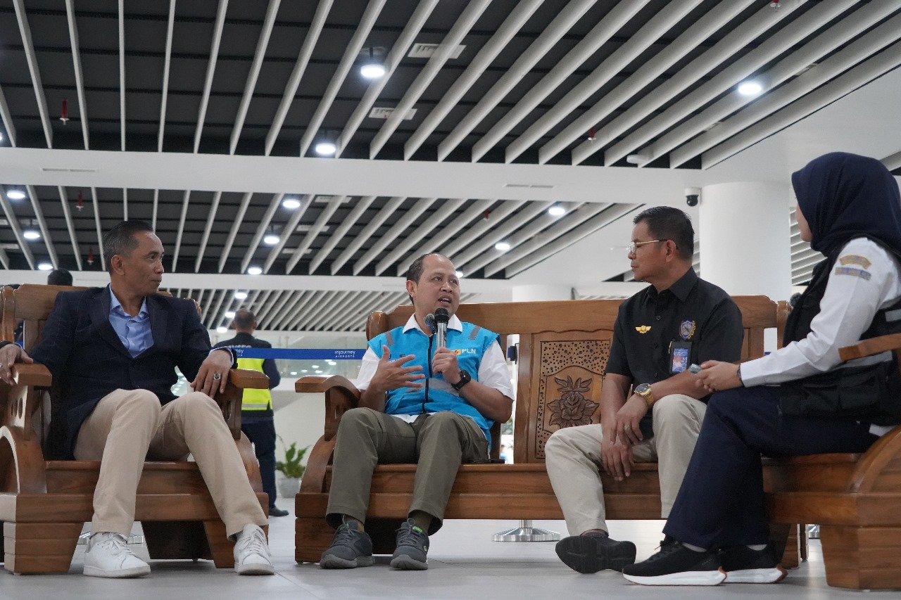 GM PLN UID Sumbar Ajrun Karim (tengah)