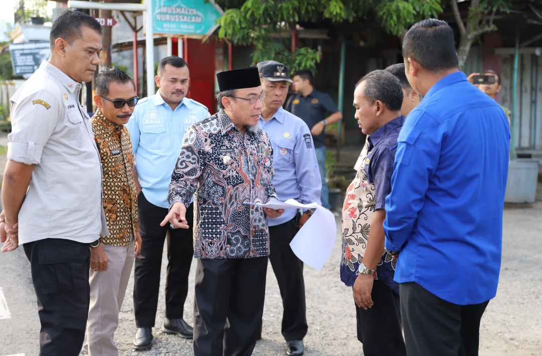 Wawako Maigus Nasir tinjau pelebaran jalan dan perbaikan drainase di Jalan Maransi dan Jalan Saiyo, Koto Tangah, Kamis (10/7/2025). (Foto: Prokopim)