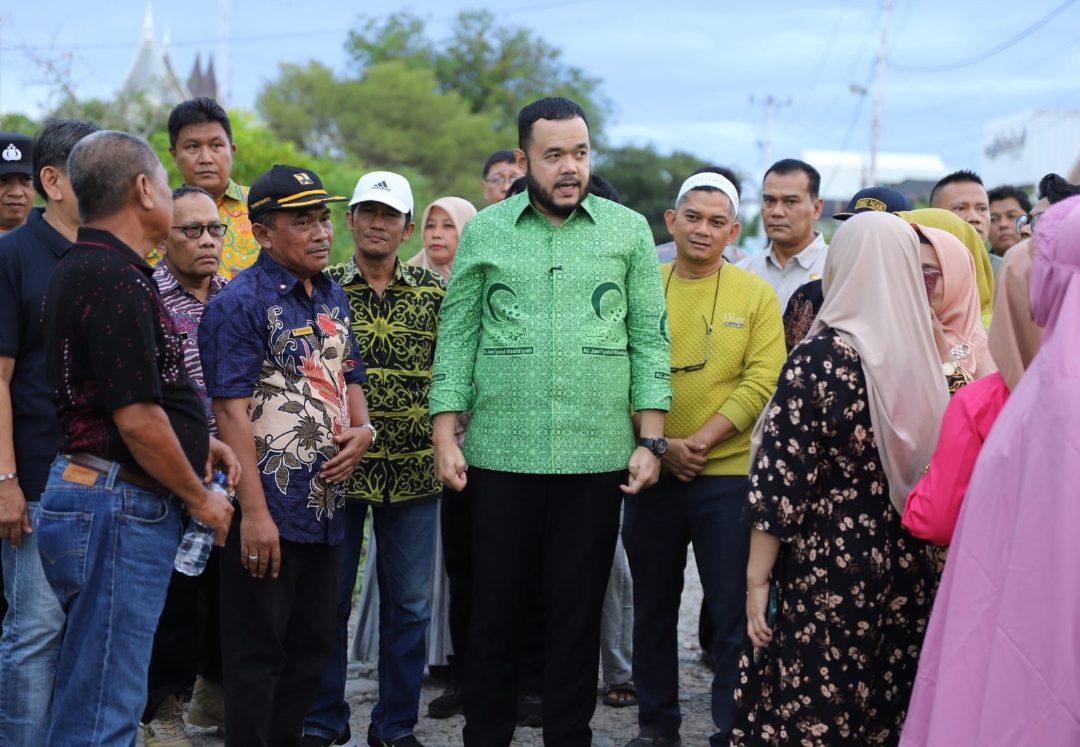 Wali Kota Padang, Fadly Amran, meninjau kondisi Jalan Beringin Ujung di Kecamatan Padang Utara pada Kamis (10/7/2025).(Foto: Prokopim)