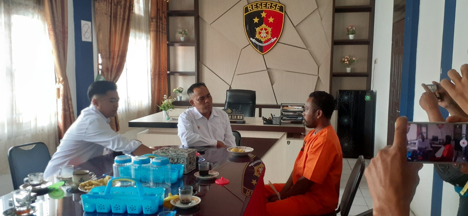 BIKIN GEGER: Pelaku penembakan diamankan saat diamankan di Polres Pasaman usai insiden tragis di depot air minum, Selasa (8/7). (POLRES PASAMAN UNTUK PADEK)