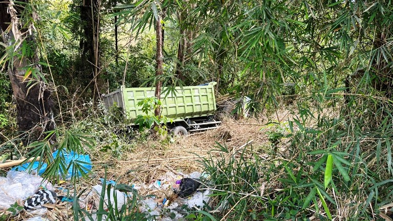 LAKA TUNGGAL: Kondisi truk Hino yang terjun ke jurang sedalam 10 meter di Jorong Aia Randah, Lareh Sago Halaban, Rabu (9/7). (DOKUMEN WARGA UNTUK PADEK)