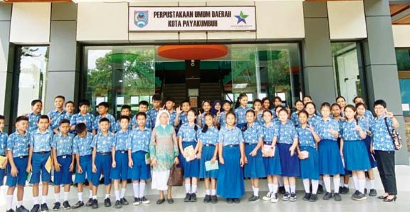 KOMPAK: Keluarga besar SD Pius Payakumbuh yang terus berupaya untuk menanamkan jiwa literasi di kalangan murid.(TIM LAMAN GURU)