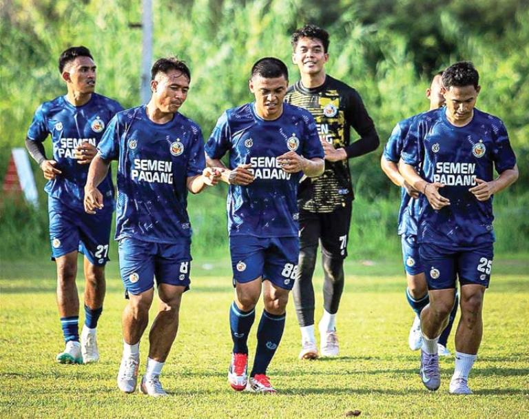 LATIHAN PERDANA: Sejumlah pemain Semen Padang FC saat mengikuti latihan perdana usai libur kompetisi, Rabu (9/7) di Lapangan Mess Semen Padang FC, Indarung, Padang.(SEMEN PADANG FC)