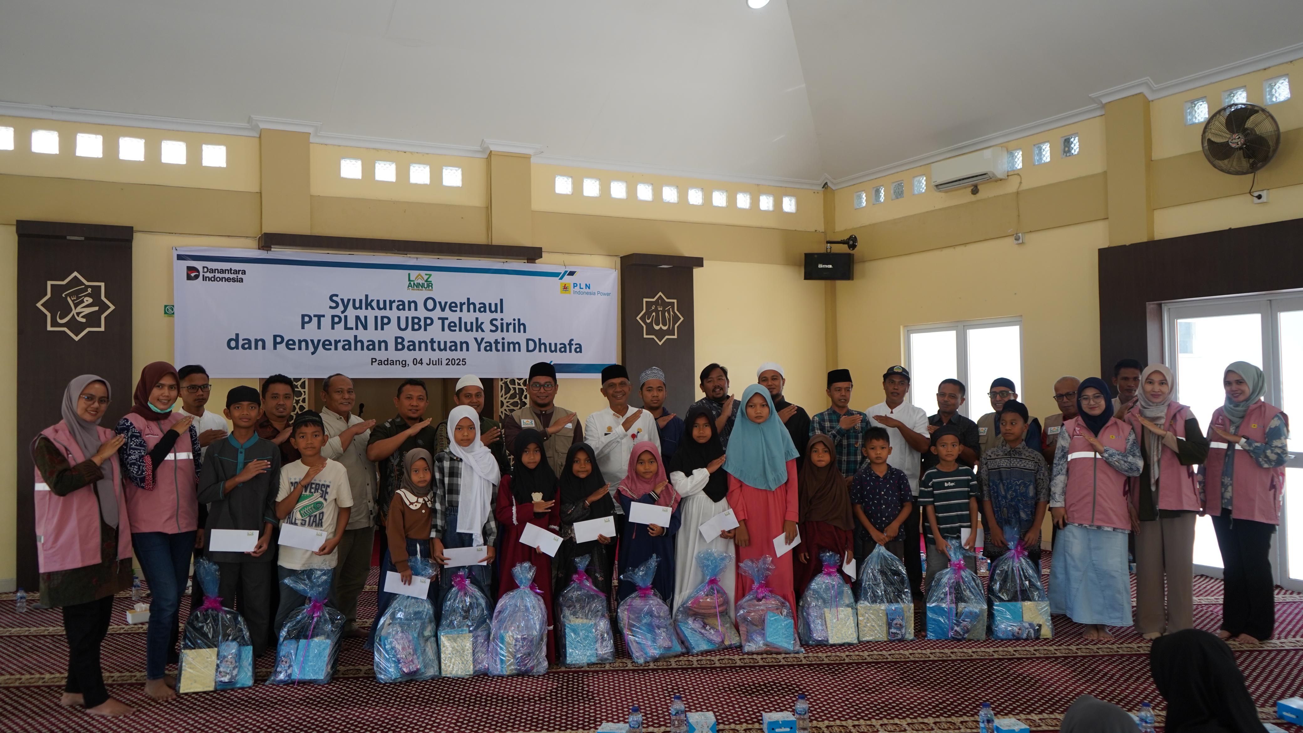 BERBAGI: Kegiatan syukuran overhaul dan penyerahan bantuan 251 paket perlengkapan sekolah PLN IP UBP Teluk Sirih beberapa waktu lalu.(PLN FOR PADEK)