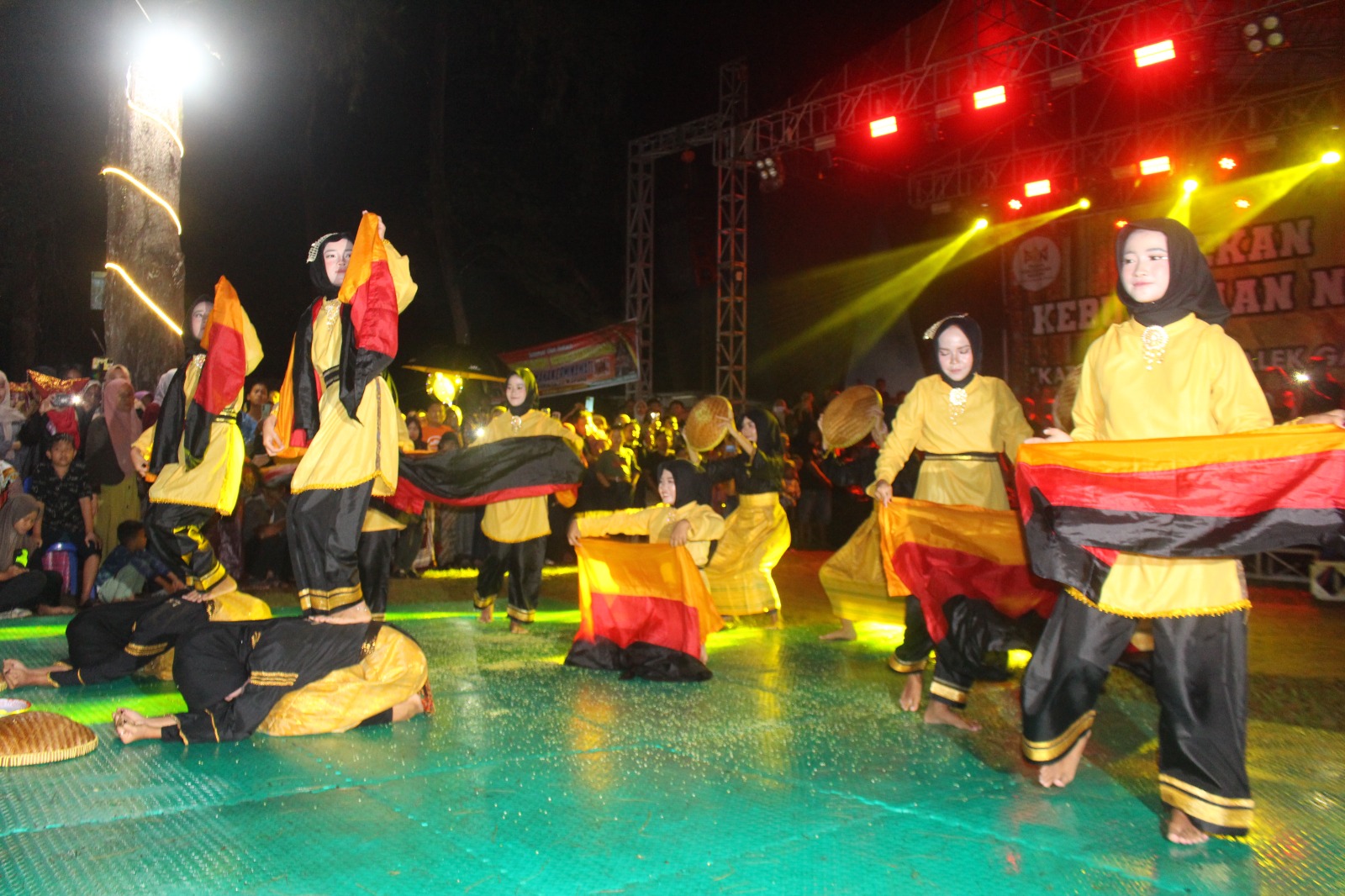 MENCARI JATI DIRI: Tari Garak Langkah Rang Padusi dari Sanggar Lagerang Anamlingkuang, Padangpariaman menjadi yang pertama tampil di pembukaan Pekan Budaya Nagari Katapiang (10/7).(ARIS PRIMA G/PADEK)