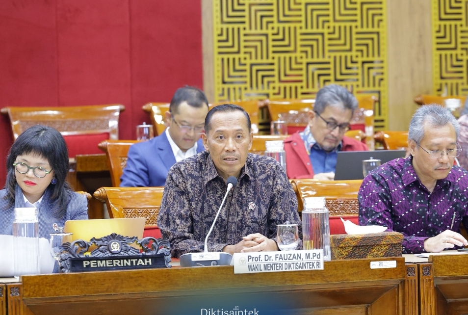 Wakil Menteri Pendidikan Tinggi, Sains, dan Teknologi Fauzan (tengah) saat rapat kerja dengan Komisi X DPR RI, di Jakarta, Kamis (10/7/2025).(Foto: Humas)