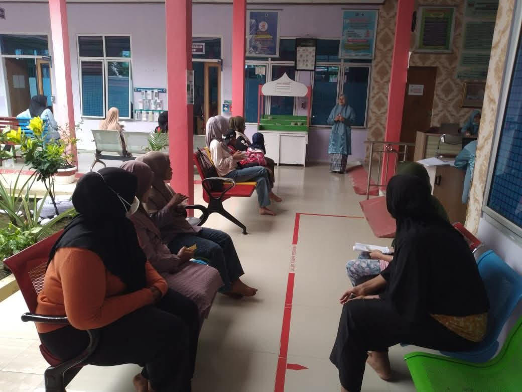 EDUKASI: Petugas Puskesmas Sungai Rumbai saat memberiukan arahan kepada warga agar bergotong royong membersihkan lingkungan dalam program Beras Merah, untuk cegah DBD.(DOKUMEN PUSKESMAS SUNGAI RUMBAI)