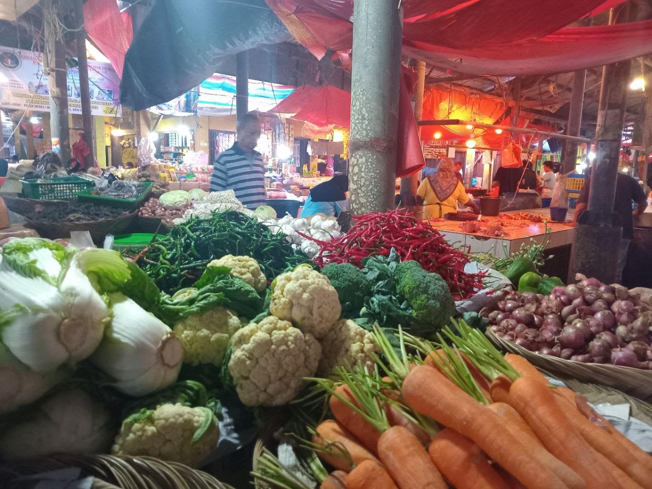 TERDAMPAK: Suasana los sayur di Pasar Batusangkar, Kabupaten Tanahdatar, Kamis (10/7). Cuaca panas menyebabkan pasokan sayur menurun dan harga melonjak.(RIAN AFDOL/PADEK)