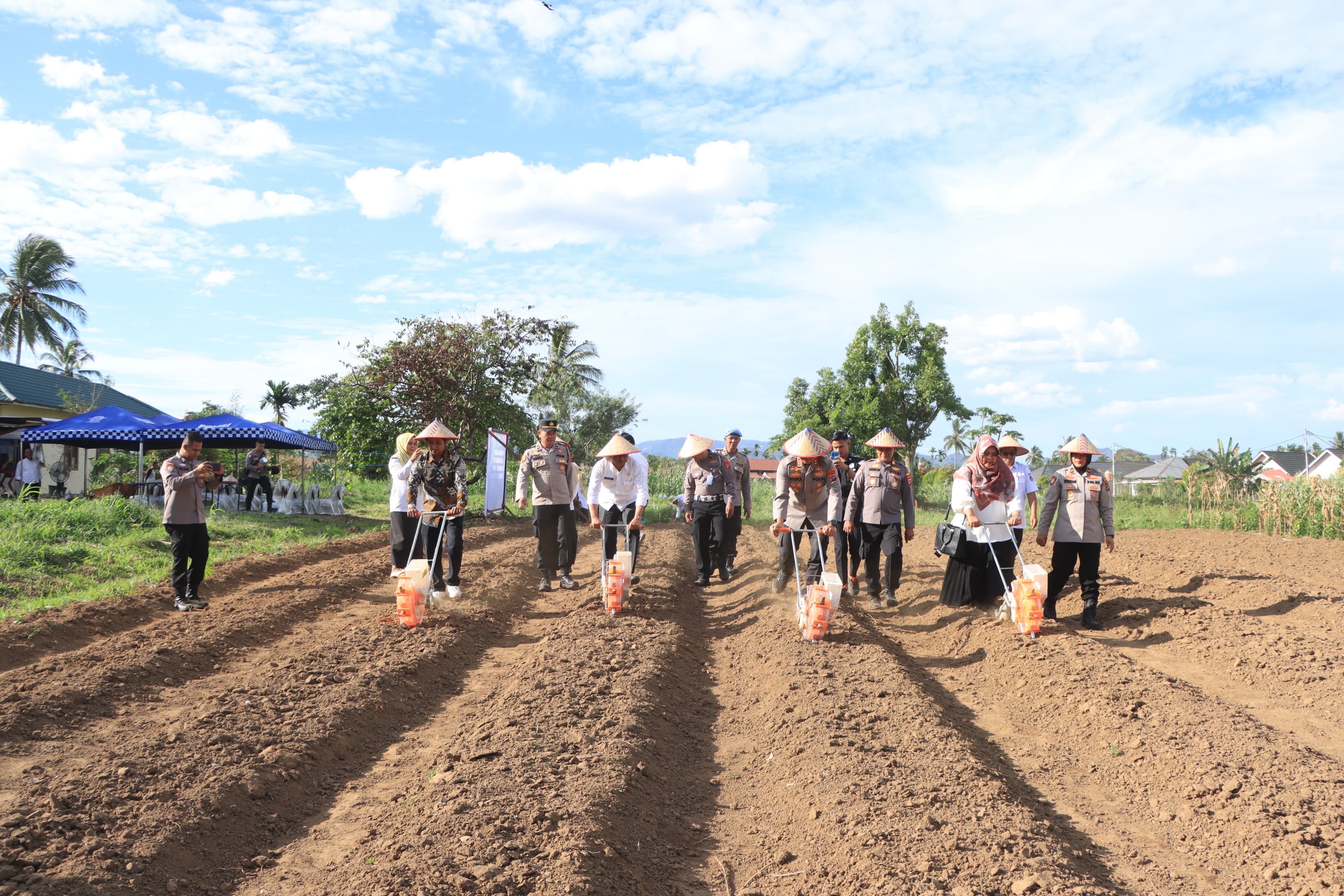 SWASEMBADA PANGAN: Kapolres Limapuluh Kota AKBP Syaiful Wachid bersama pejabat daerah dan masyarakat menanam jagung secara serentak di Kecamatan Harau, Rabu (9/7).(POLRES LIMAPULUH KOTA UNTUK PADEK)