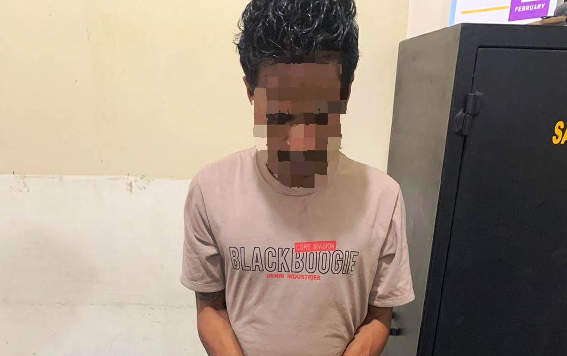 DITANGKAP: Warga Nagari Sungaibatang berinisial BV saat menjalani pemeriksaan di Mapolres Agam usai diamankan atas dugaan kasus penyalahgunaan narkoba, Kamis (10/7) dini hari.(BERRY UNTUK PADEK)