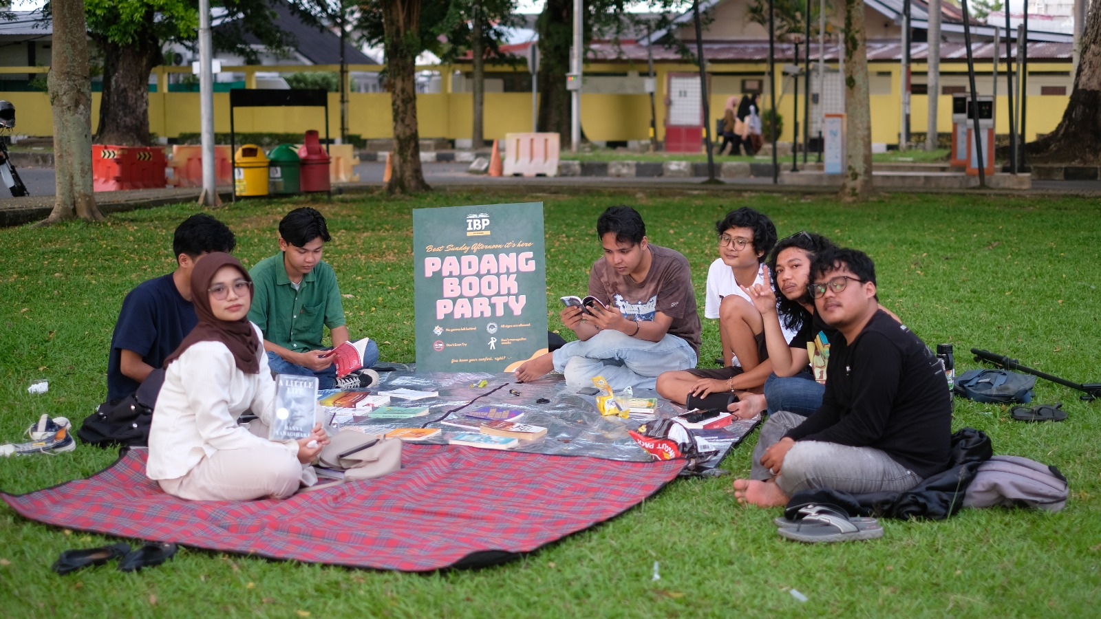 Anggota Komunitas Padang Book Party saat menggelar giat membaca bareng Padang Book Party di area taman UNP Padang.