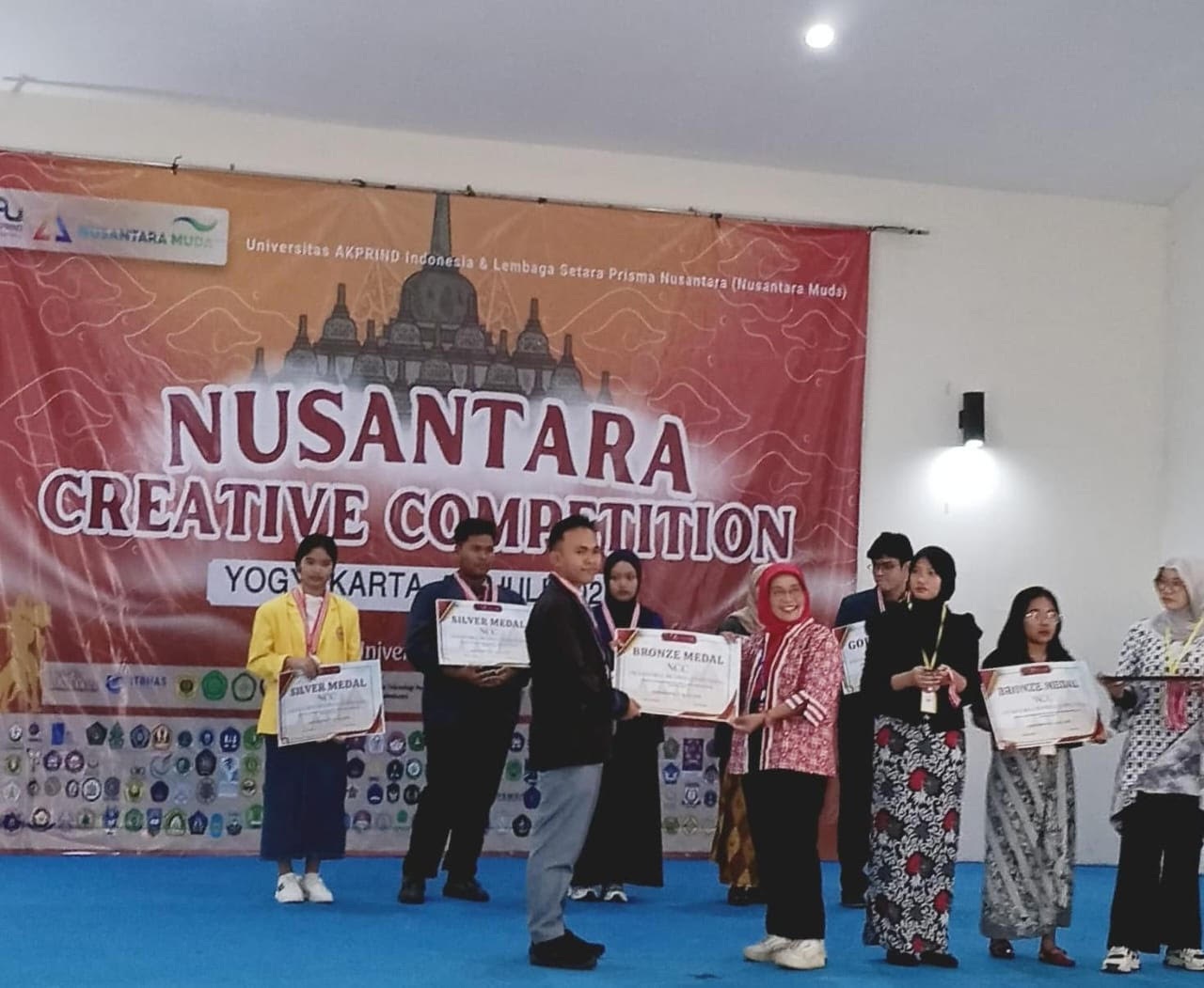 Siswa SMAN 3 Painan, Rifki saat menerima piagam usai meraih medali perunggu di ajang Nasional Nusantara Creative Competition, Yogyakarta, beberapa waktu lalu.
