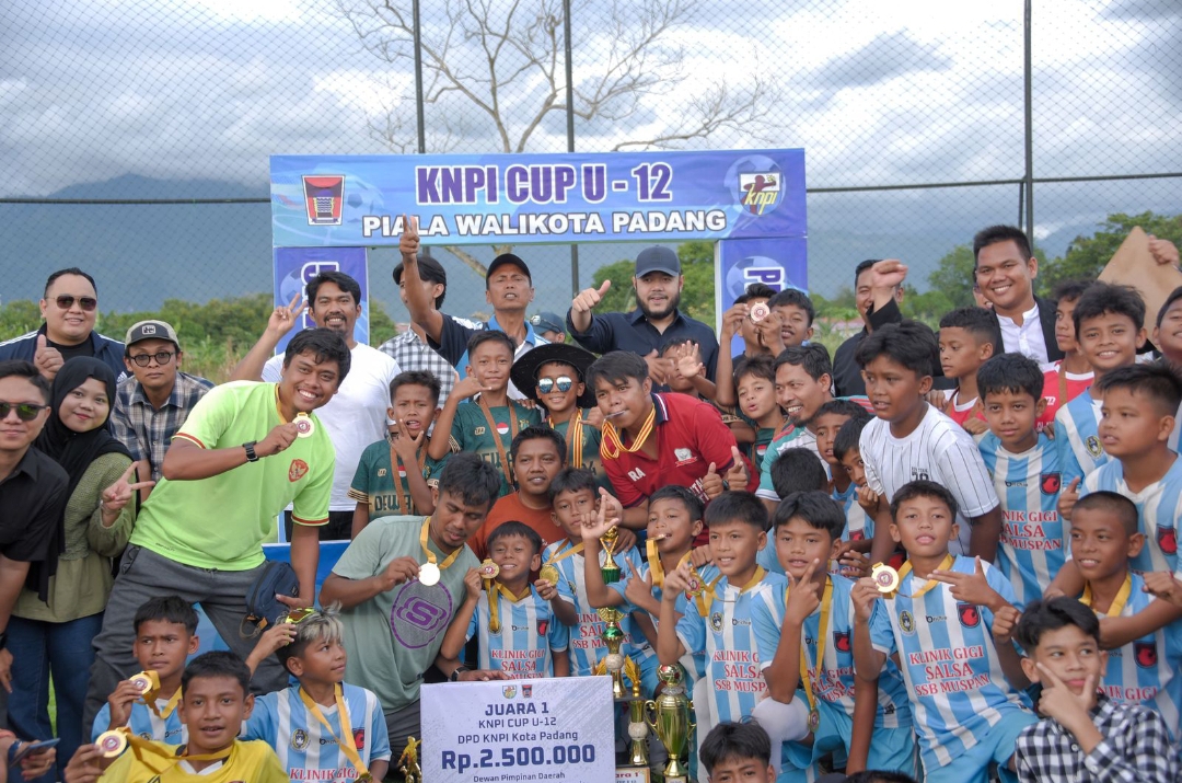 Wali Kota Padang, Fadly Amran bersama tim SSB Kladentis usai penyerahan trofi juara KNPI Cup U-12 Season 3 di Top Score Arena, Tunggul Hitam, Sabtu (12/7/2025).(Foto: Prokopim)
