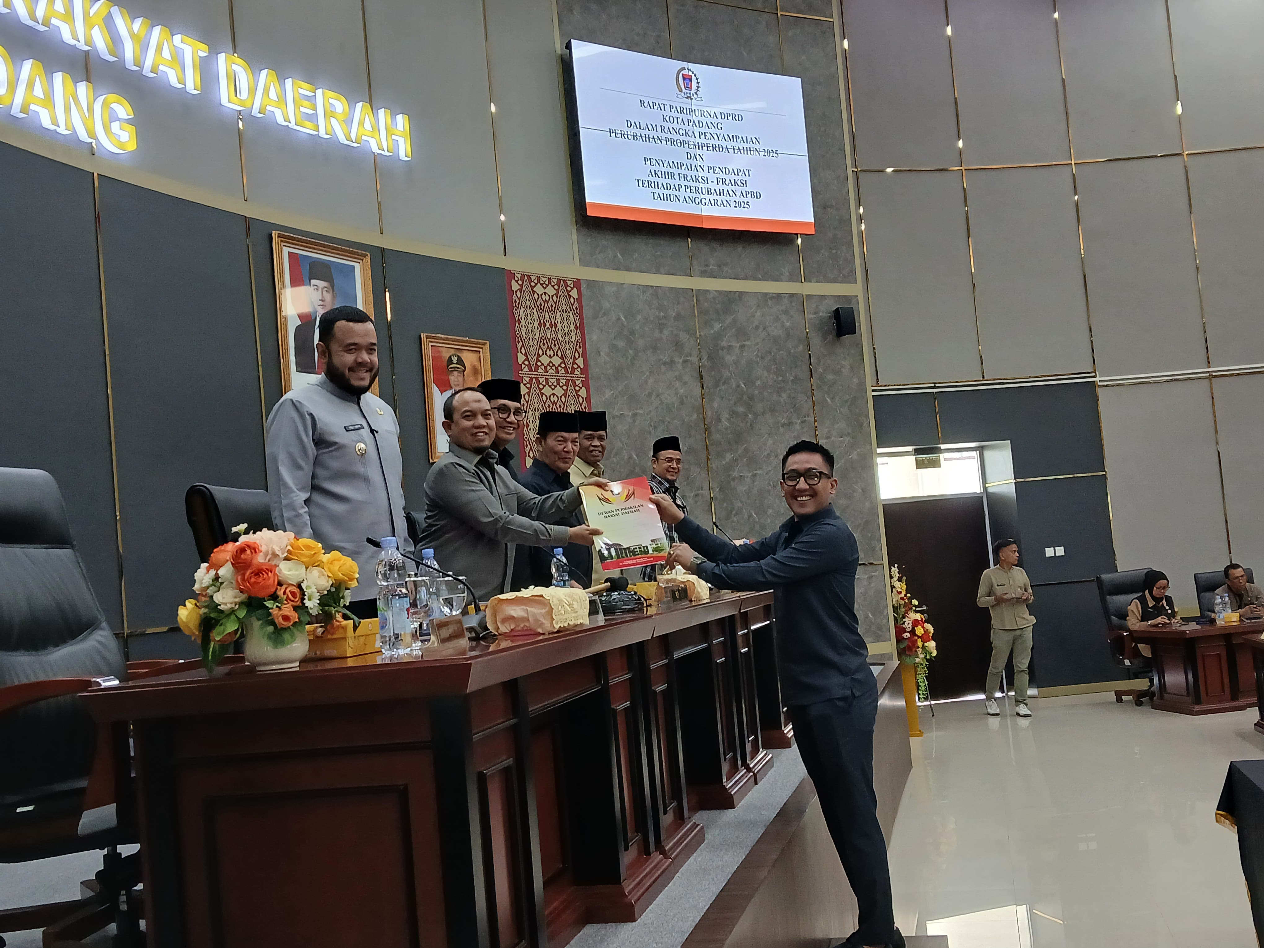 Fraksi Partai Gerindra di DPRD Kota Padang menyerahkan pandangan akhir terhadap perubahan APBD 2025 kepada pimpinan DPRD Kota Padang, kemarin.