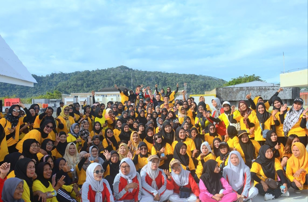 Wali Kota Padang hadiri senam pagi bersama yang digelar di Lantai III Pasar Raya, Minggu (13/7/2025).(Foto: Prokopim)