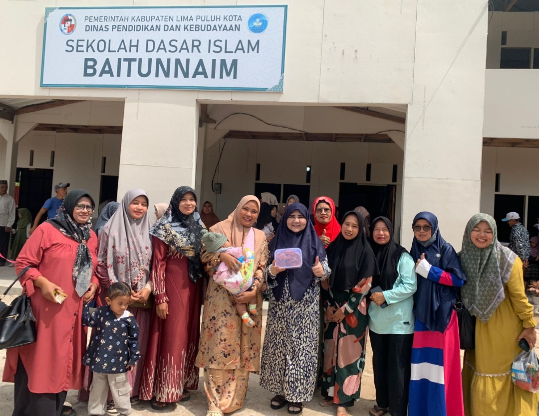 Anggota Komisi VI DPR RI dari Fraksi PKS, Nevi Zuairina usai jadi pembicara dan meresmikan gedung baru SD Islam Baitunnaim. (Foto: Tim NZ)